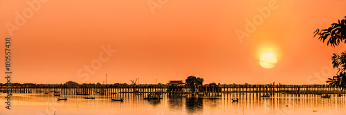 Fotografie The silhouette of U Bein Bridge, the oldest and longest teakwood bridge in the w