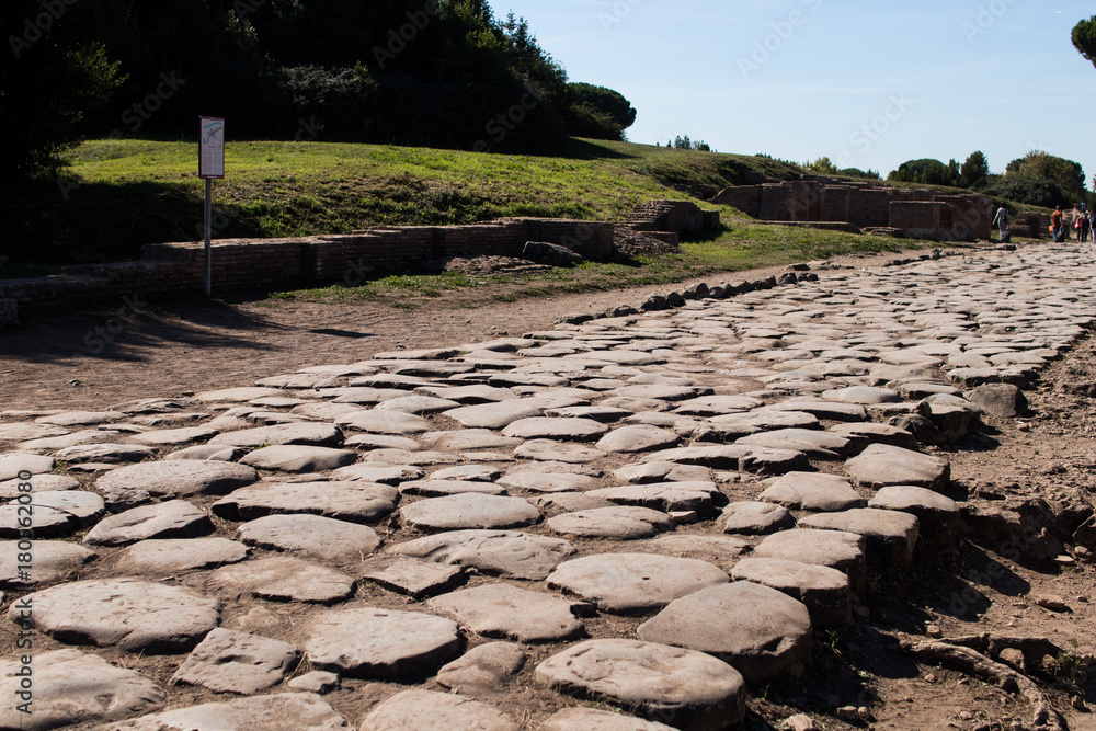 Stone Path Rome Foto de Ancient Roman road paved with stones for carriage. Decumano ...