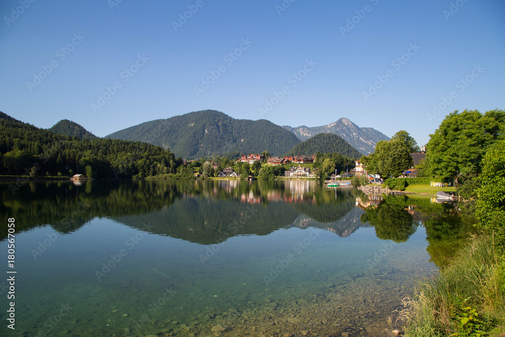 Fototapeta premium Der Ort Grundlsee Bräuhof mit wunderschön gespiegeltem Grundlsee am Morgen