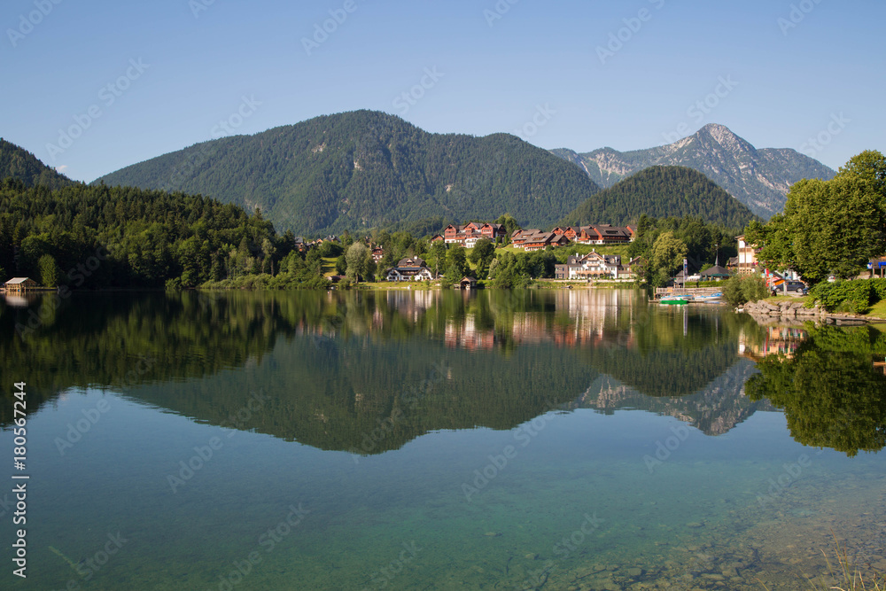 Der Ort Grundlsee Bräuhof mit wunderschön gespiegeltem Grundlsee am Morgen Der Ort Grundlsee Bräuhof mit wunderschön gespiegeltem Grundlsee am Morgen