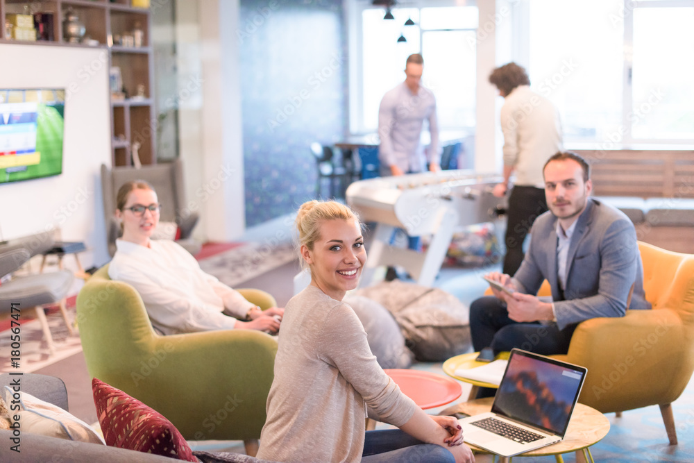 Obraz premium Startup Business Team At A Meeting at modern office building