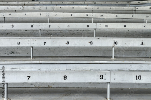 Fotografia Old fashioned bleacher seats at a baseball park.