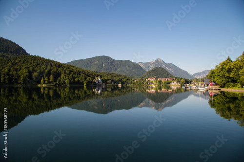 Grundlsee, einer der schönsten Alpenseen im Herzen Österreichs am Morgen © st1909
