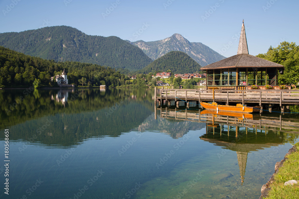 Naklejka premium Grundlsee, einer der schönsten Alpenseen im Herzen Österreichs am Morgen