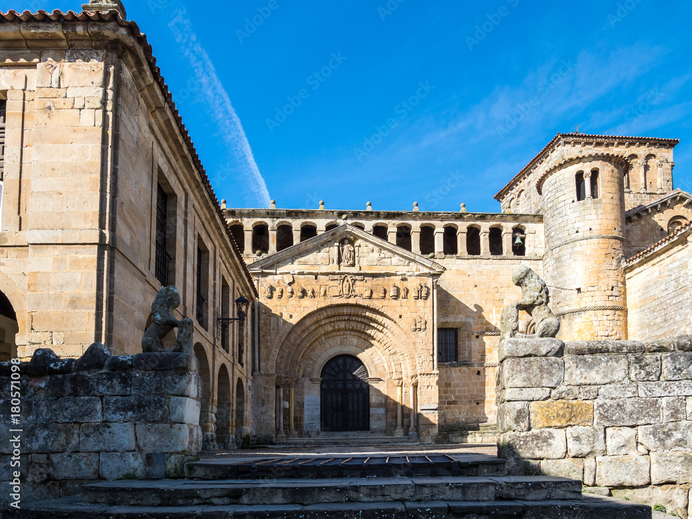 Spanien - Kantabrien - Santillana Del Mar - Colegiata de Santillana del Mar (Stiftskirche der Hl. Juliana, Sant Iuliana) Spanien - Kantabrien - Santillana Del Mar - Colegiata de Santillana del Mar (Stiftskirche der Hl. Juliana, Sant Iuliana)