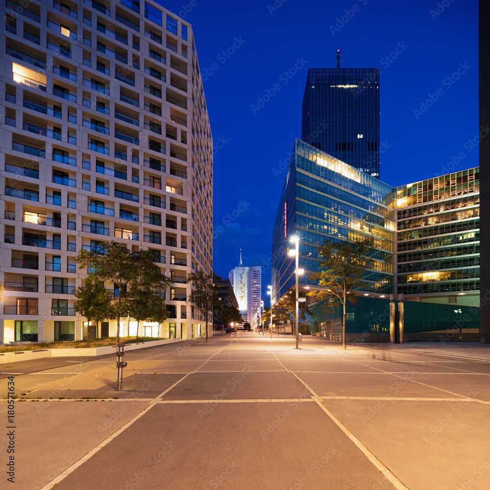 Obraz premium Wien and its construction by night