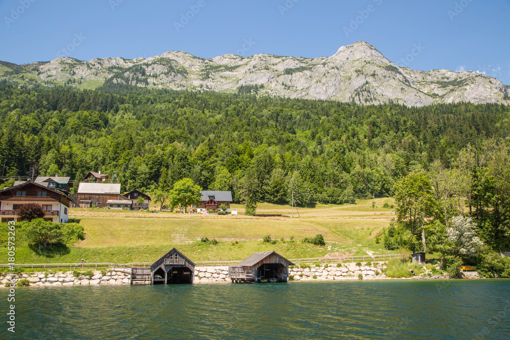 Bootshäuser in den Seen im Salzkammergut in Österreich Bootshäuser in den Seen im Salzkammergut in Österreich