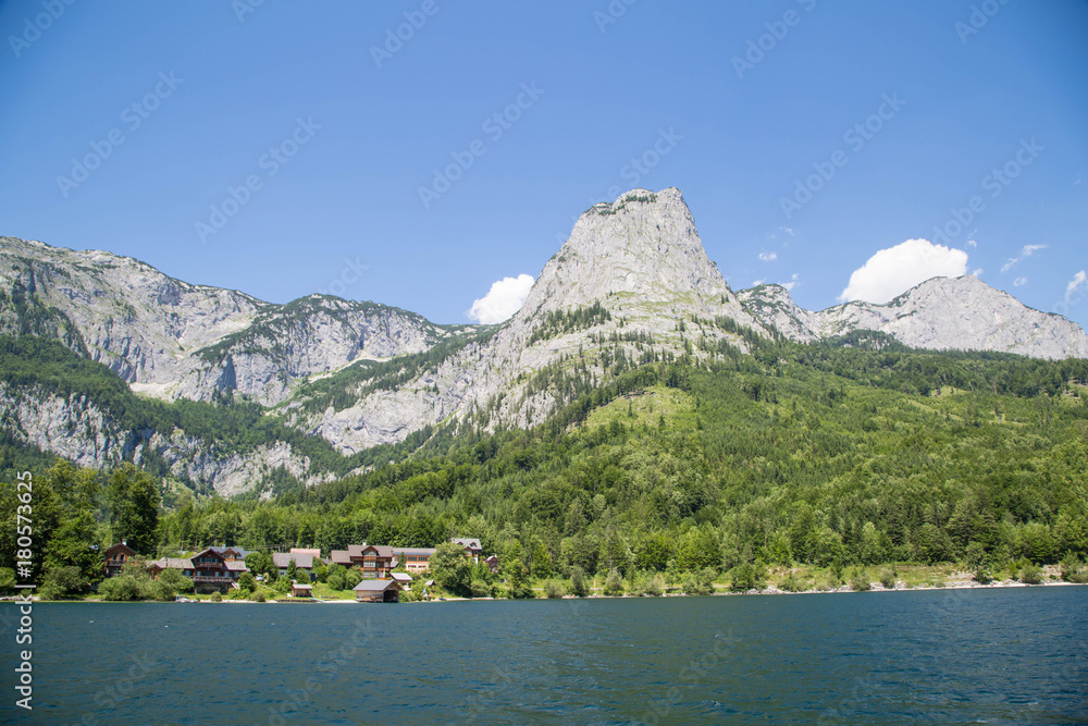 Idyllischer Bergsee im österreichischen Salzkammergut Idyllischer Bergsee im österreichischen Salzkammergut