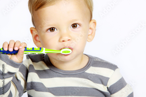 Ein einjähriger Junge putzt sich die Zähne