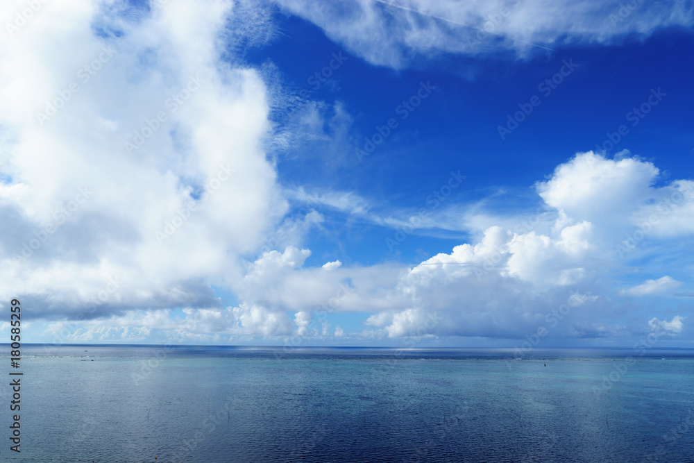沖縄　谷茶の空と海