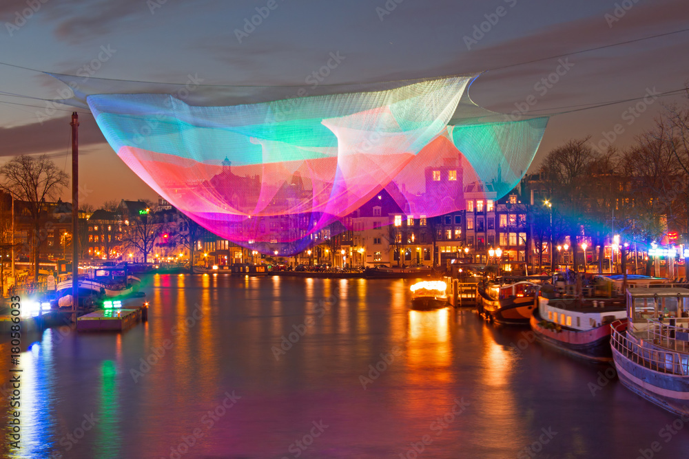 Naklejka premium Amsterdamski festiwal światła na rzece Amstel w Amsterdamie w Holandii