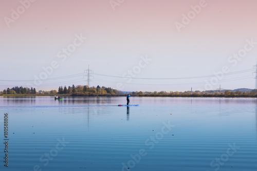 Stehpaddler auf dem See © Michael Eichhammer
