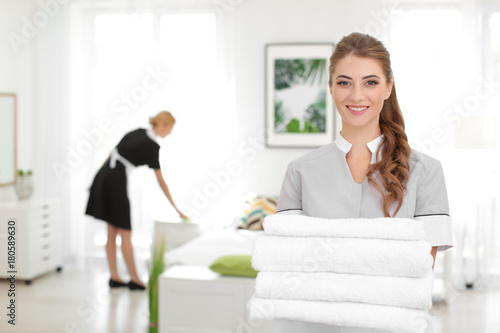 Εκτύπωση καμβά Beautiful chambermaid with towels in room