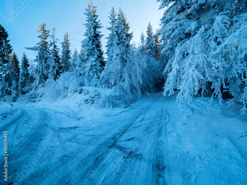 Górska droga w zimowym pejzażu © JDziedzic
