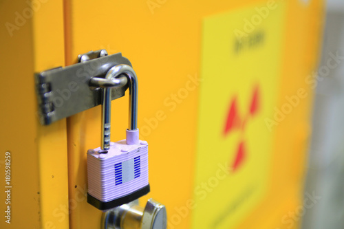 방사능 마크를 배경으로 열쇠함