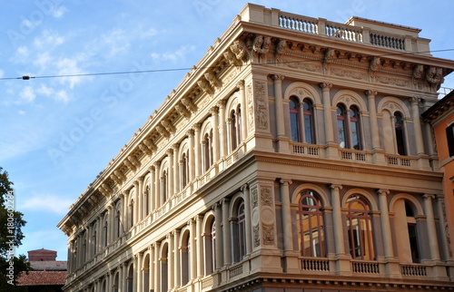 Wunderschöne Fassade in der historischen Altstadt von Bologna
