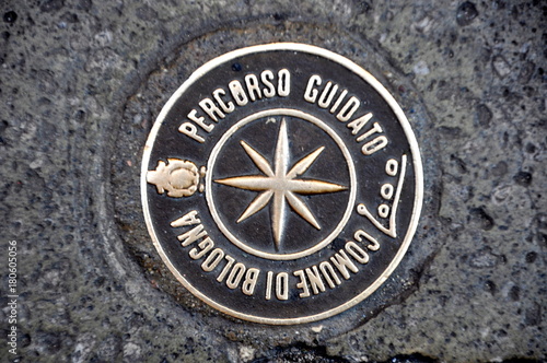 Kanaldeckel in der Altstadt von Bologna