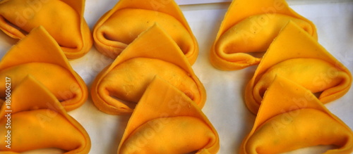 Handgemachte, ausgelegte Pasta auf einem Tablett