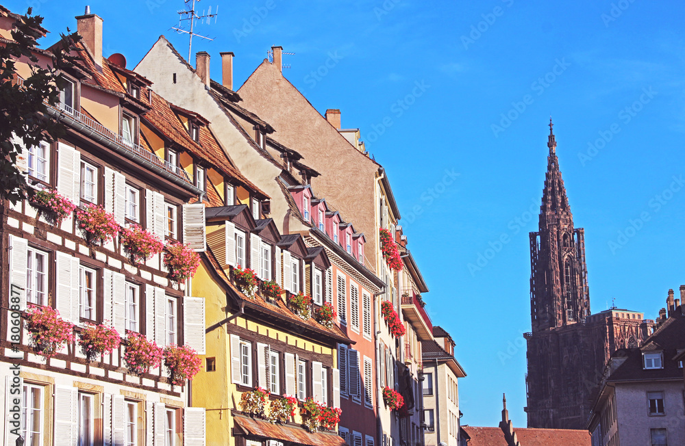 Obraz premium Strasbourg - immeuble alsaciens et cathédrale au second plan