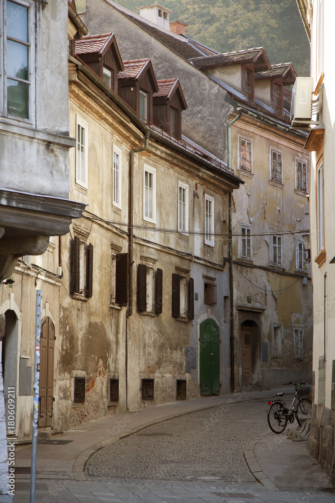 Slovenia,Lubiana,la città vecchia,un vicolo.