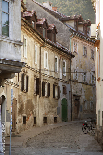 Slovenia Lubiana la citt   vecchia un vicolo.