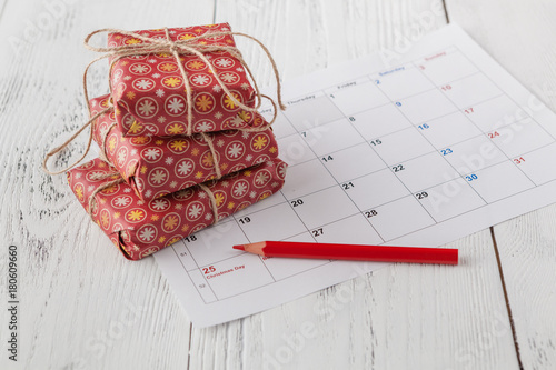 Coming xmas day. Highlighting christmas date on calendar with gift box photo