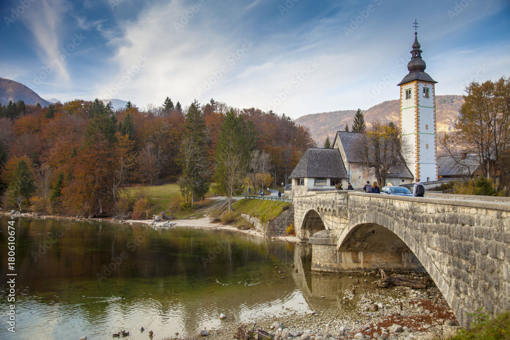 Slovenia, il lago di Bohinj in autunno. Slovenia, il lago di Bohinj in autunno.