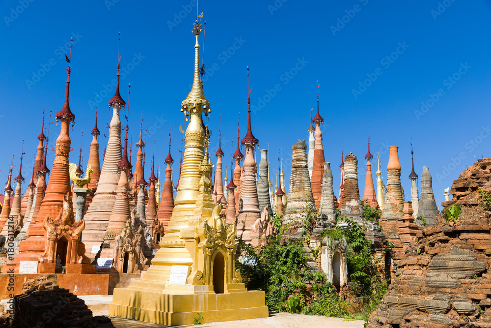 Shwe Inn Dein Pagode, Inlee See, Myanmar - obrazy, fototapety, plakaty 