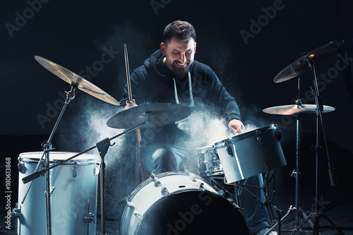Fotomurale Drummer rehearsing on drums before rock concert