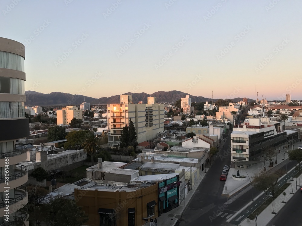 Atardecer desde altura en la ciudad de San Luis, Argentina con vista a las cierras puntanas