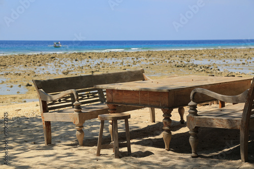 Restaurant mit Ausblick auf das Meer bei Ebbe auf der Insel Trawangan, Gili Islands (Indonesien)