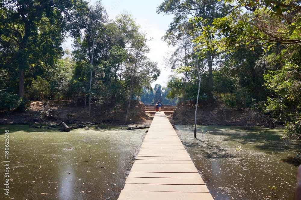 Wooden bridge to Prasat Neak Pean temple