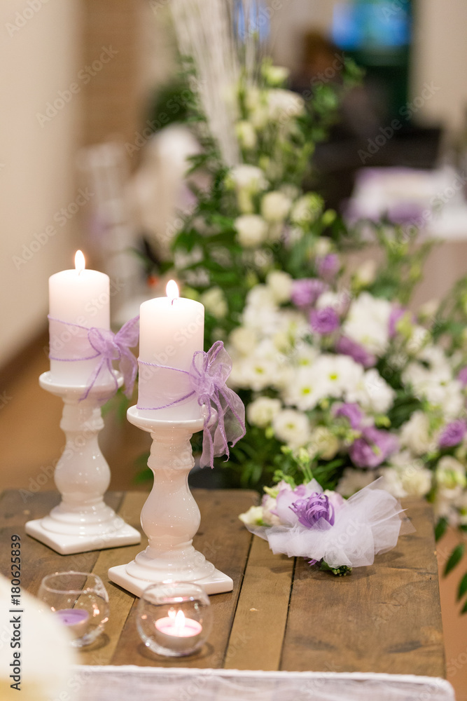 Allestimento decorativo per eventi con portacandele con candele, lumini e  fiori Stock Photo