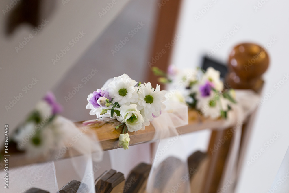 Decorazioni floreali su passamano di legno di una scala Decorazioni floreali su passamano di legno di una scala