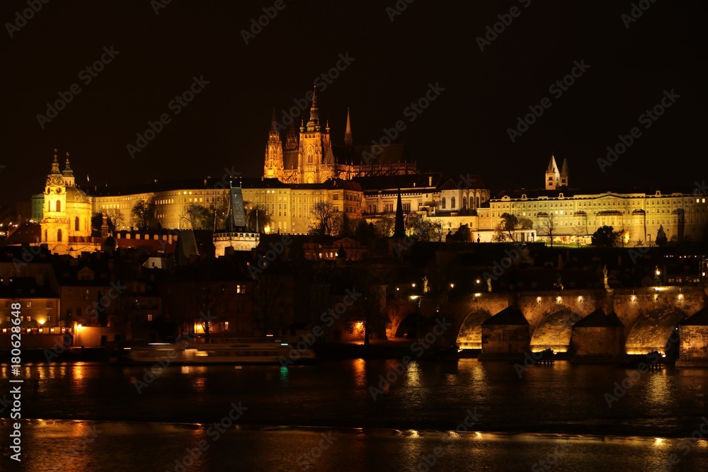 Obraz premium illuminated Charles bridge and Prague Castle at night, Czech Republic