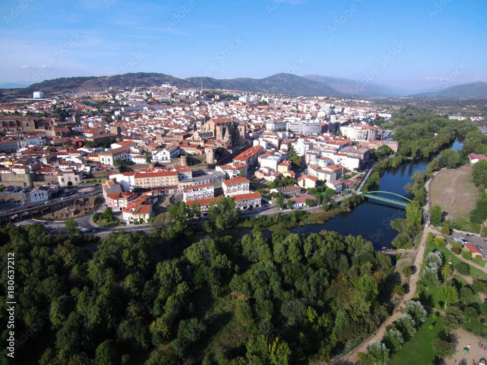 Drone en Plasencia, ciudad de Cáceres, situada en el norte de la comunidad autónoma de Extremadura (España)