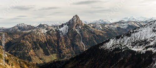 Panorama mit Berglandschaft und Schnee am Gipfel © christophstoeckl