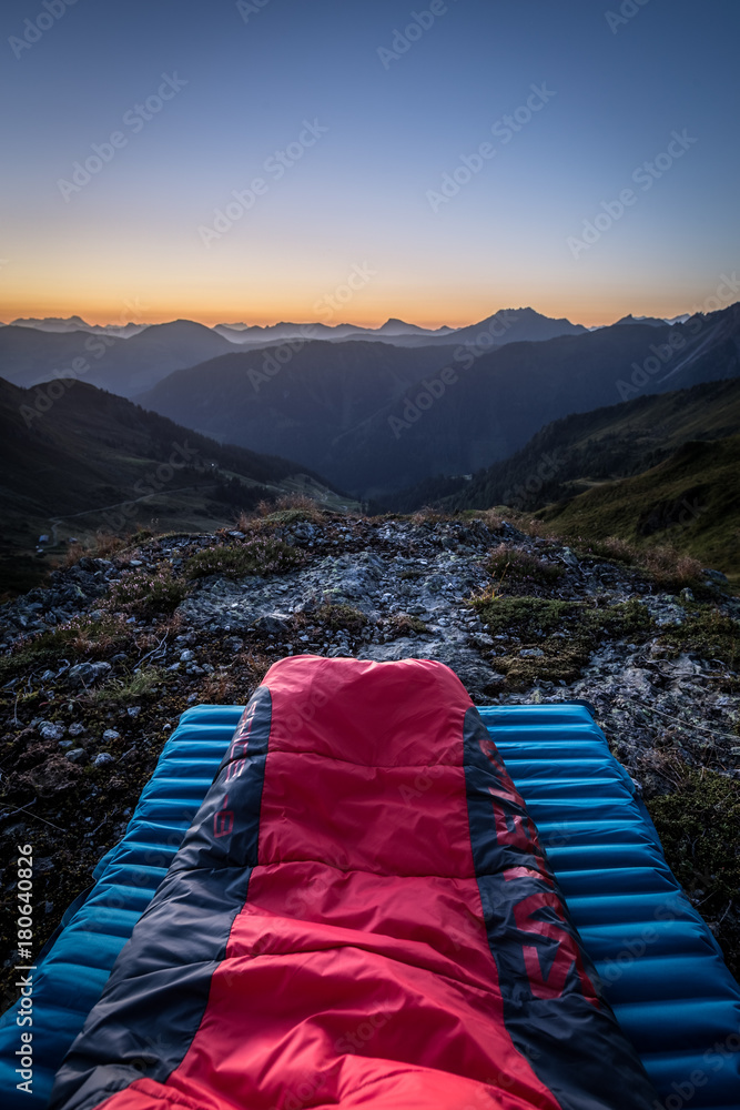 Fototapeta premium Campen am Berg während Morgendämmerung mit Blick auf den Sonnenaufgang