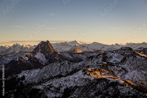 Berglandschaft mit Schnee während Sonnenuntergang