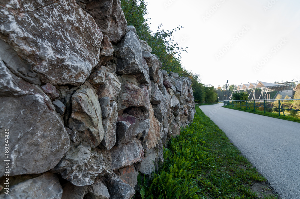 Ściana skalna przy betonowej alejce, Kadzielnia Kielce - obrazy, fototapety, plakaty 