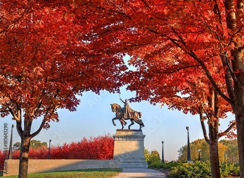 Obraz na płótnie November 3, 2017 - St. Louis, Missouri - Fall foliage around the Apotheosis of St. Louis statue of King Louis IX of France in Forest Park, St. Louis, Missouri. w salonie