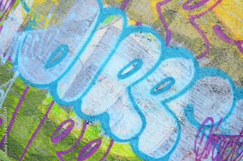 Obraz Przedstawiona na nim tekstura fragmentu ściany z malowaniem graffiti. Obraz przedstawiający rysunek graffiti jako zdjęcie na temat sztuki ulicznej i kultury graffiti