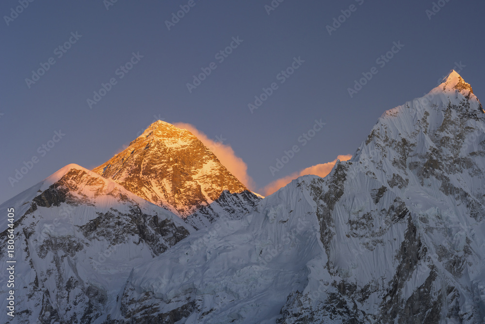 Obraz premium Everest and Nuptse summits at sunset or sunrise
