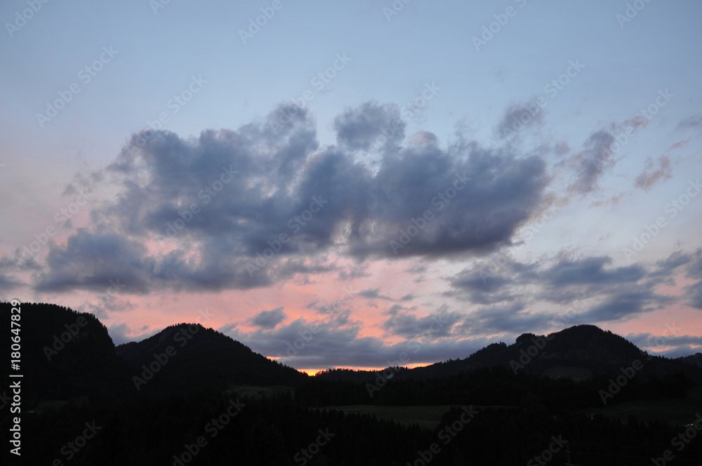 Obraz premium abendhimmel im kleinwalsertal