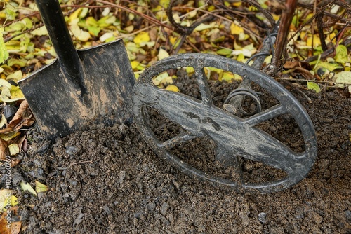 грязный металлоискатель и лопата в земле в осеннем лесу