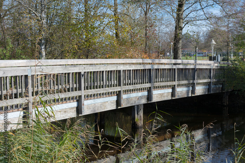 Holzbrücke im Wald