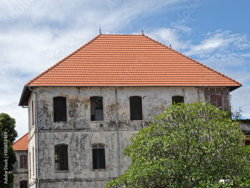 Un bâtiment de l'ancien hôpital Jean Martial construit au XVIIIème siècle en réhabilitation à Cayenne, Guyane française