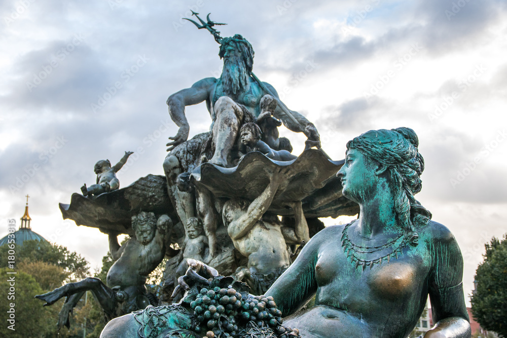 Neptunbrunnen mit allegorischer Figur Rhein als Frau