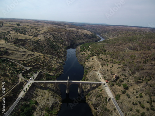 Alcantara desde el aire. Alcántara es un municipio español, en la provincia de Cáceres, Comunidad Autónoma de Extremadura. Está situado en la orilla izquierda del río Tajo, en su confluencia con el rí photo