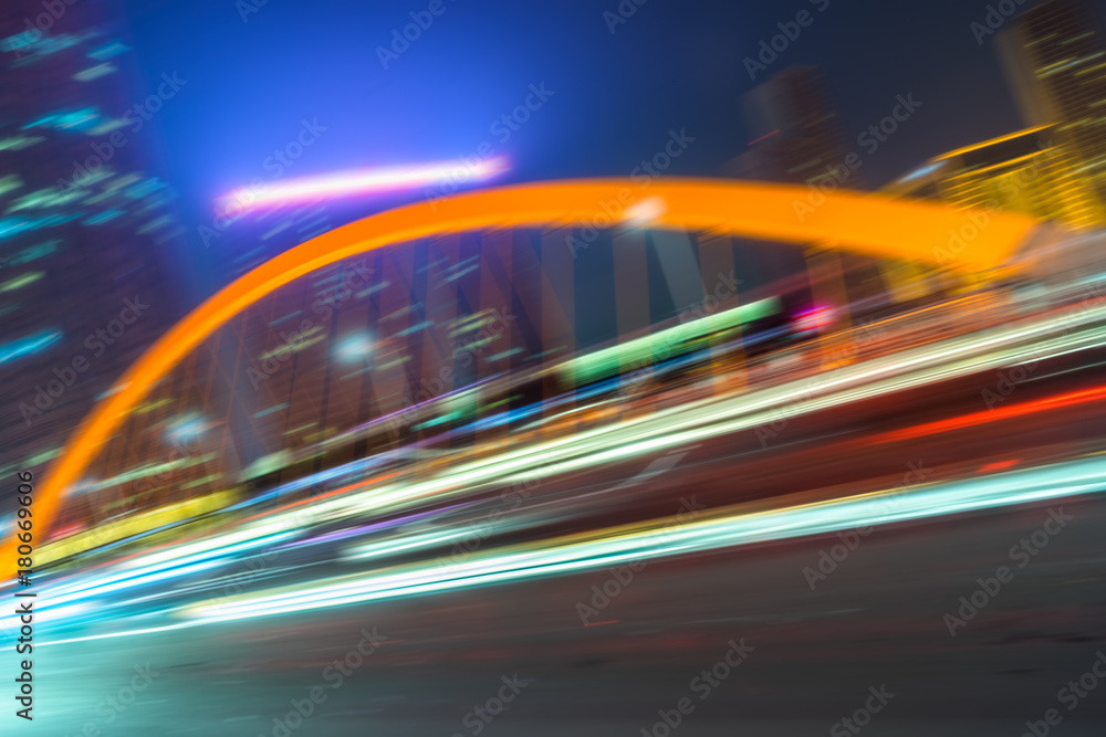 Fototapeta premium light trails through the steel bridge in the downtown district
